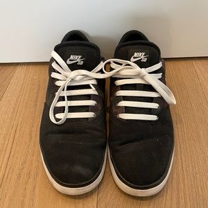 Nike men’s sneakers pre-owned size 11.5